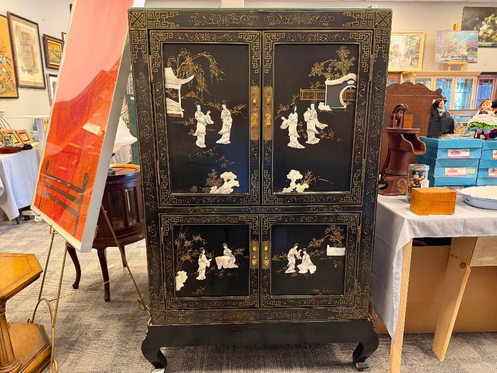 BEAUTIFUL BLACK LACQUERED CHINESE CABINET WITH DECORATIVE GILDING AND MOTHER OF PEARL IMAGERY - 2