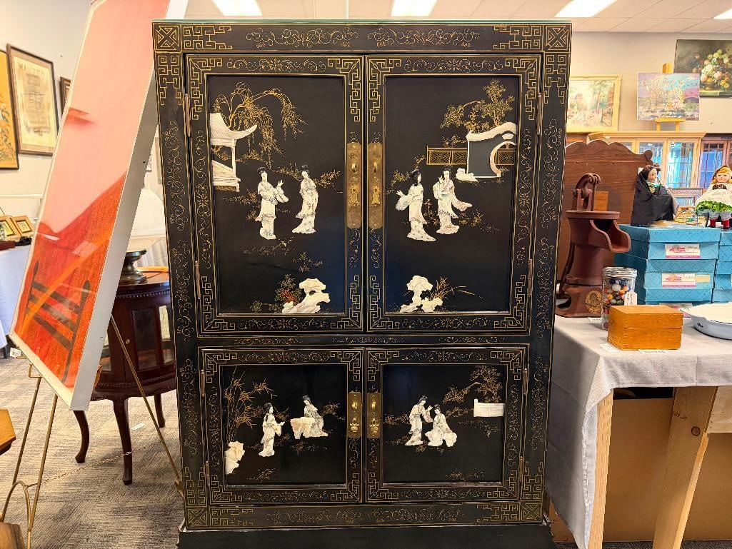 BEAUTIFUL BLACK LACQUERED CHINESE CABINET WITH DECORATIVE GILDING AND MOTHER OF PEARL IMAGERY - 3