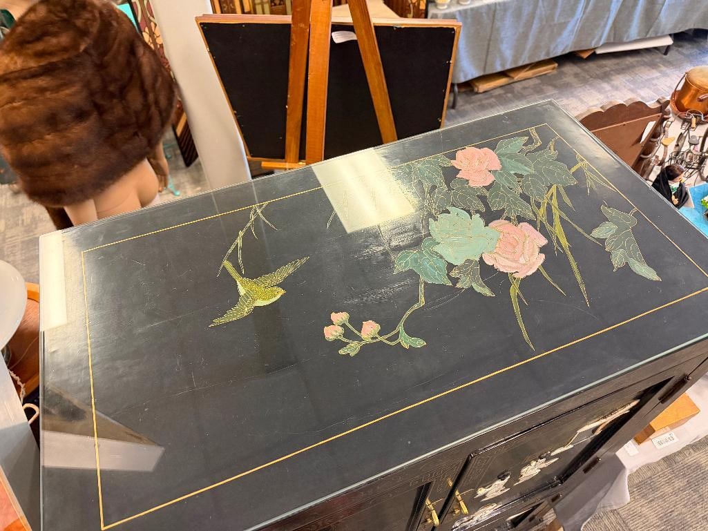 BEAUTIFUL BLACK LACQUERED CHINESE CABINET WITH DECORATIVE GILDING AND MOTHER OF PEARL IMAGERY - 4