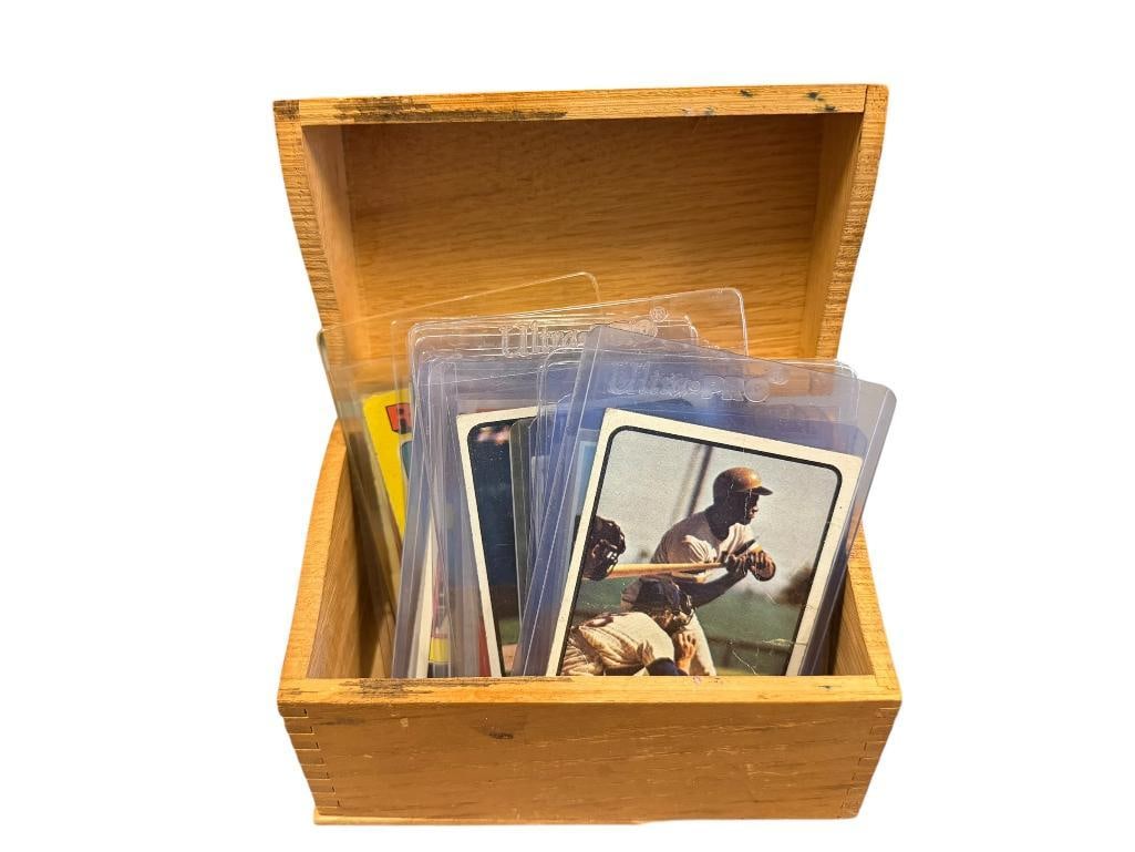 1950'S AND 1970'S BASEBALL CARDS ROBERTO CLEMENTE, TED WILLIAMS, WILLIE STARGELL, PETE ROSE: 23 CARDS TOTAL ALL IN PROTECTIVE SLEEVES