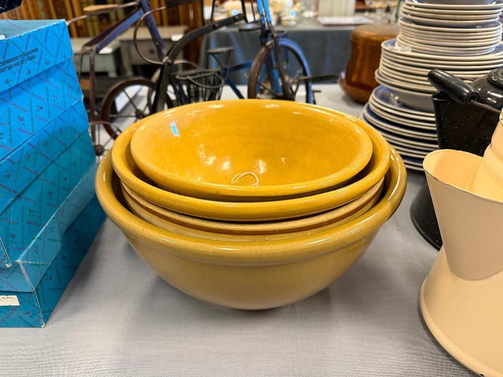 EARLY 20TH CENTURY YELLOWARE MIXING BOWLS - 2