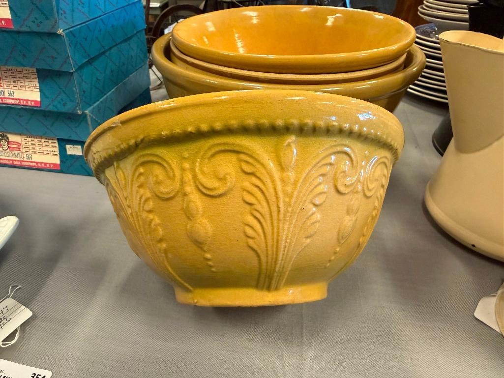 EARLY 20TH CENTURY YELLOWARE MIXING BOWLS - 4