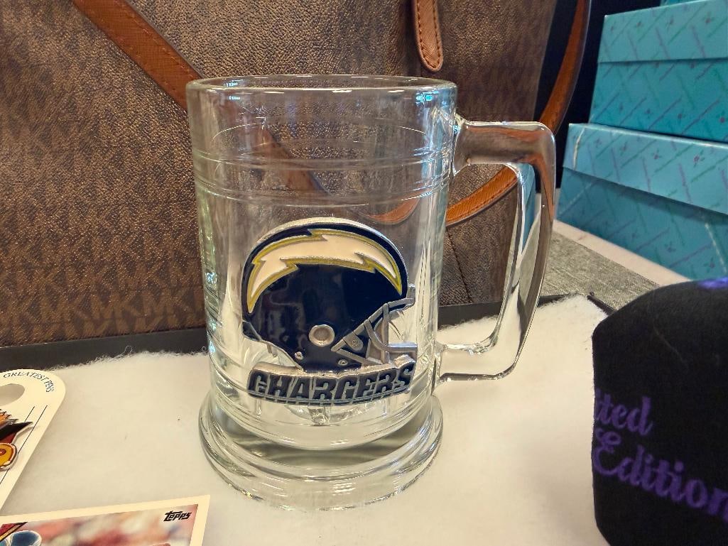 PROFESSIONAL FOOTBALL COLLECTIBLES, CHARGERS BUTTON, SUPERBOWL XVIII PATCH, NFL ALUMNI PATCH - 4