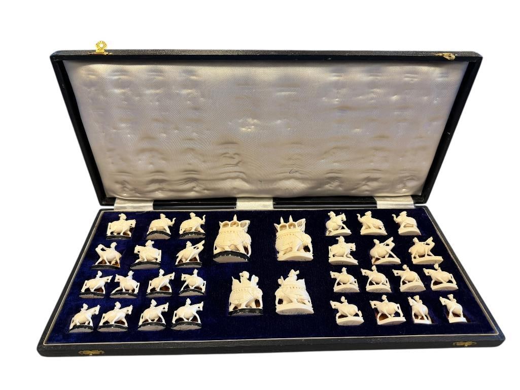 MAHARAJAH HAND CARVED CAMEL BONE ANGLO0-INDIAN CHESS PIECES: COMPLETE CHESS SET PIECES, 32 PIECES TOTAL, INCLUDES DISPLAY CASE, ONE PIECE HAS DAMAGED FINIAL 1 1/4" UP TO 3" H