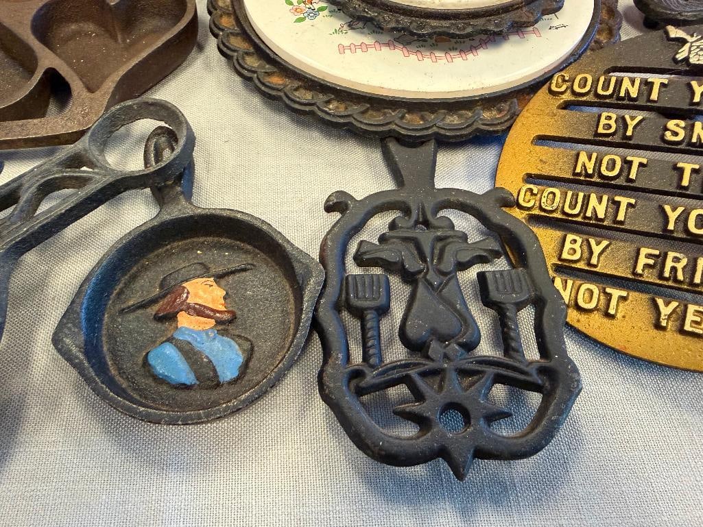 VINTAGE AND LATE 20TH CENTURY CAST IRON PANS, TRIVETS, AND DECOR - 4