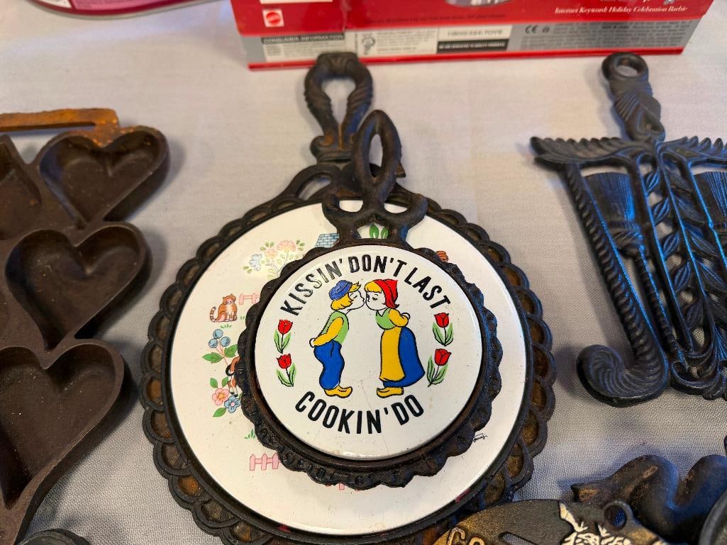 VINTAGE AND LATE 20TH CENTURY CAST IRON PANS, TRIVETS, AND DECOR - 6