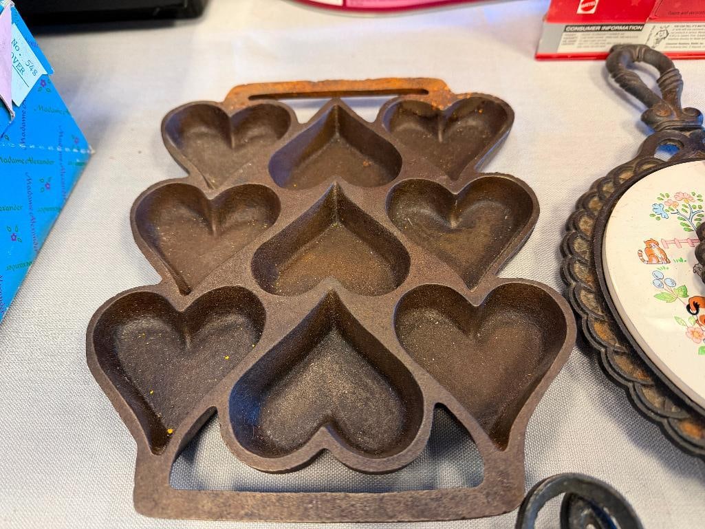 VINTAGE AND LATE 20TH CENTURY CAST IRON PANS, TRIVETS, AND DECOR - 7
