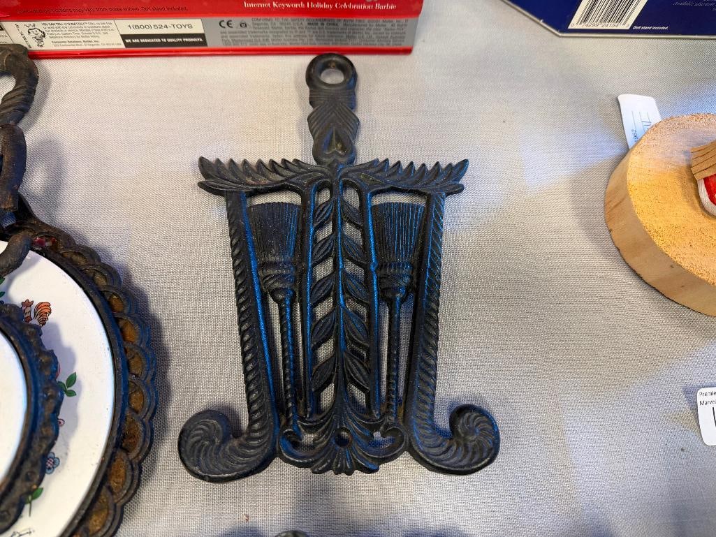VINTAGE AND LATE 20TH CENTURY CAST IRON PANS, TRIVETS, AND DECOR - 8