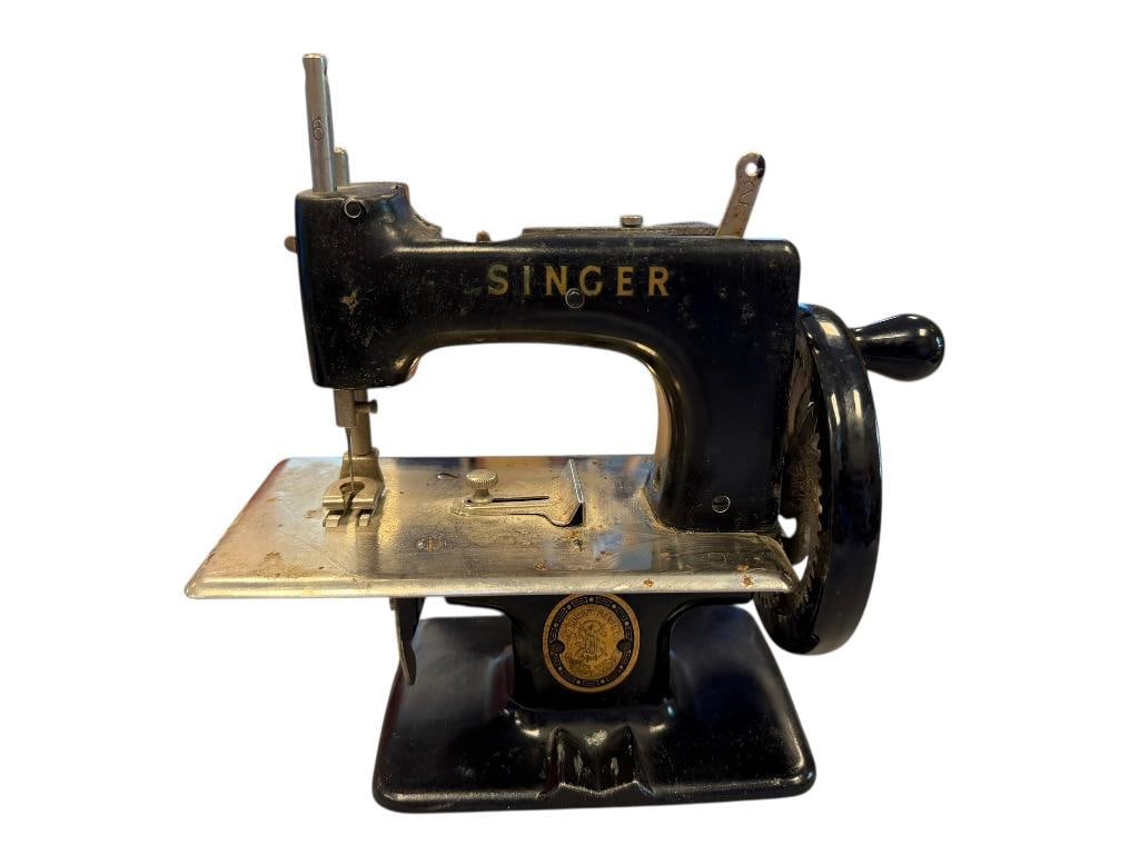 VINTAGE SINGER TOY SEWING MACHINE CHILDRENS TOY: BLACK FINISH WITH GOLD LETTERING, SHOWS LIGHT WEAR 6" H 