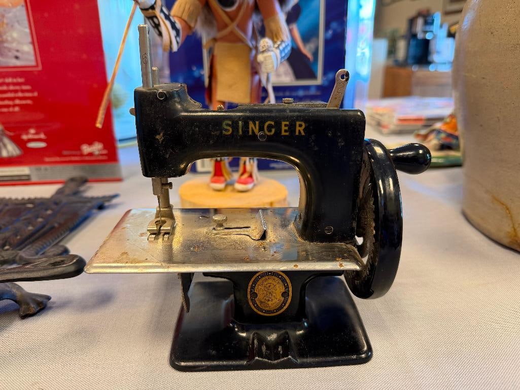 VINTAGE SINGER TOY SEWING MACHINE CHILDRENS TOY - 2