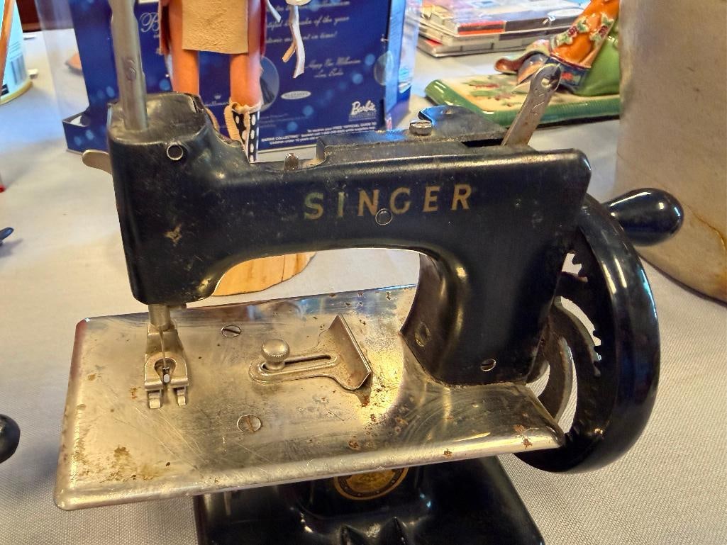 VINTAGE SINGER TOY SEWING MACHINE CHILDRENS TOY - 5