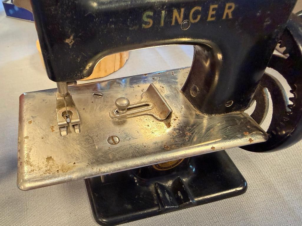 VINTAGE SINGER TOY SEWING MACHINE CHILDRENS TOY - 7