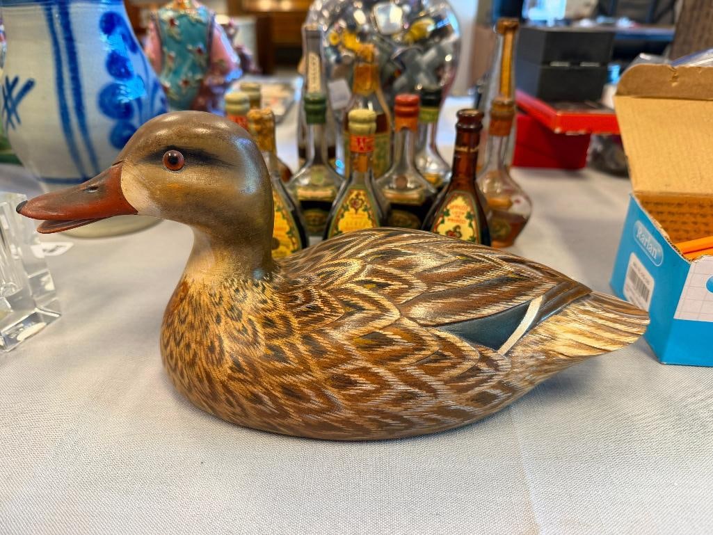 JENNIFER LINDER HAND CRAFTED WOODEN DUCK DECOY OF A MALLARD HEN DATED 1986 - 2