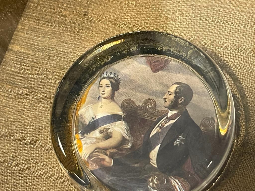 ROYAL ALBERT AND QUEEN VICTORIA COMMEMORATIVE SOUVENIR GLASS PAPERWEIGHT - 3