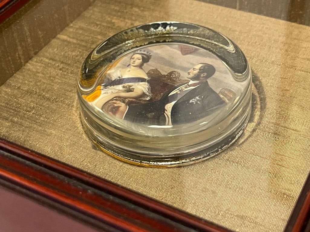 ROYAL ALBERT AND QUEEN VICTORIA COMMEMORATIVE SOUVENIR GLASS PAPERWEIGHT - 4