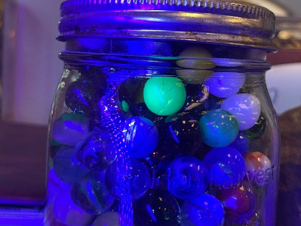 MSON JAR FILLED WITH APPROX. 3 LBS OF MARBLES INCLUDING FEW FLUORESCENT MARBLES - 17