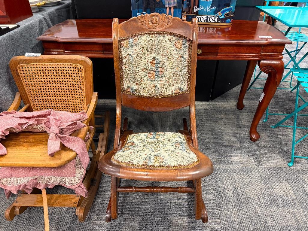 VINTAGE FOLDING ROCKING CHAIR WITH CARVED WALNUT WOOD FRAME AND FLORAL UPHOLSTERY - 2