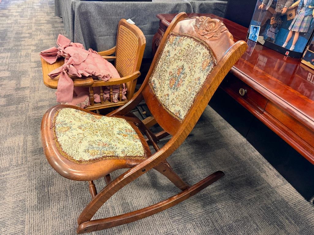 VINTAGE FOLDING ROCKING CHAIR WITH CARVED WALNUT WOOD FRAME AND FLORAL UPHOLSTERY - 3