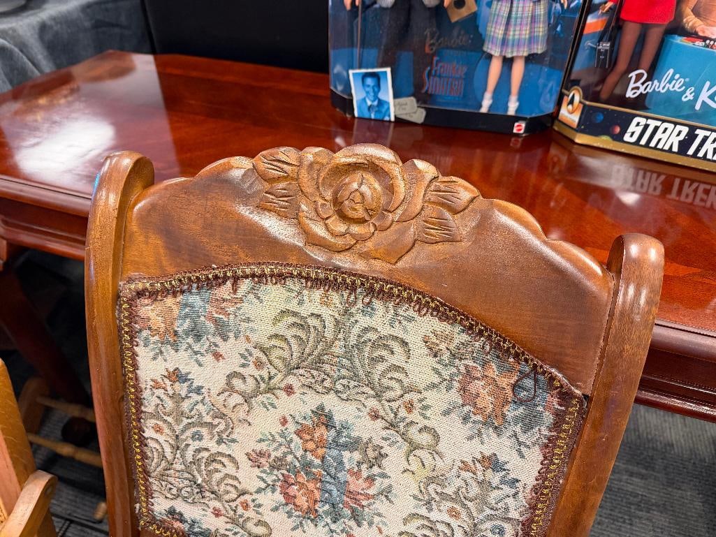 VINTAGE FOLDING ROCKING CHAIR WITH CARVED WALNUT WOOD FRAME AND FLORAL UPHOLSTERY - 4