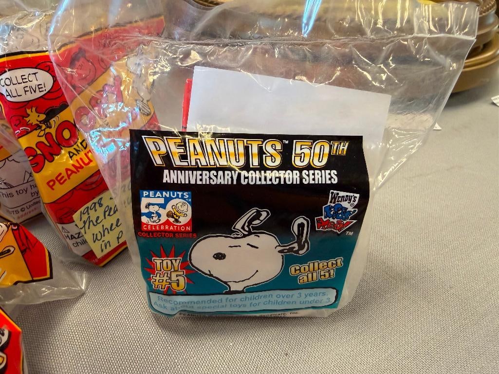 SNOOPY COLLECTIBLES INCLUDING 1997 WHITMAN'S SURPRISE TIN, PEANUTS COLLECTIBLES IN PACKAGING - 3