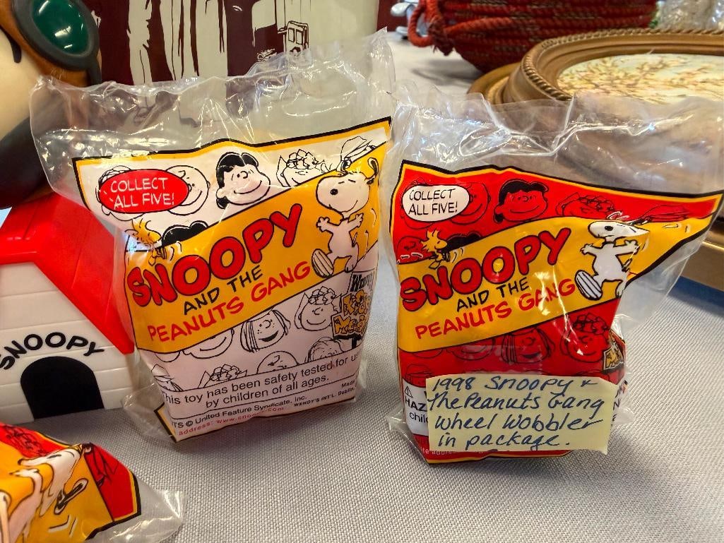 SNOOPY COLLECTIBLES INCLUDING 1997 WHITMAN'S SURPRISE TIN, PEANUTS COLLECTIBLES IN PACKAGING - 4