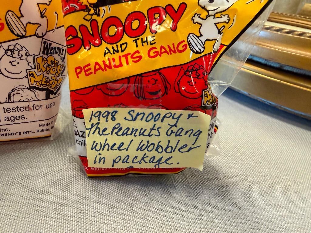 SNOOPY COLLECTIBLES INCLUDING 1997 WHITMAN'S SURPRISE TIN, PEANUTS COLLECTIBLES IN PACKAGING - 5