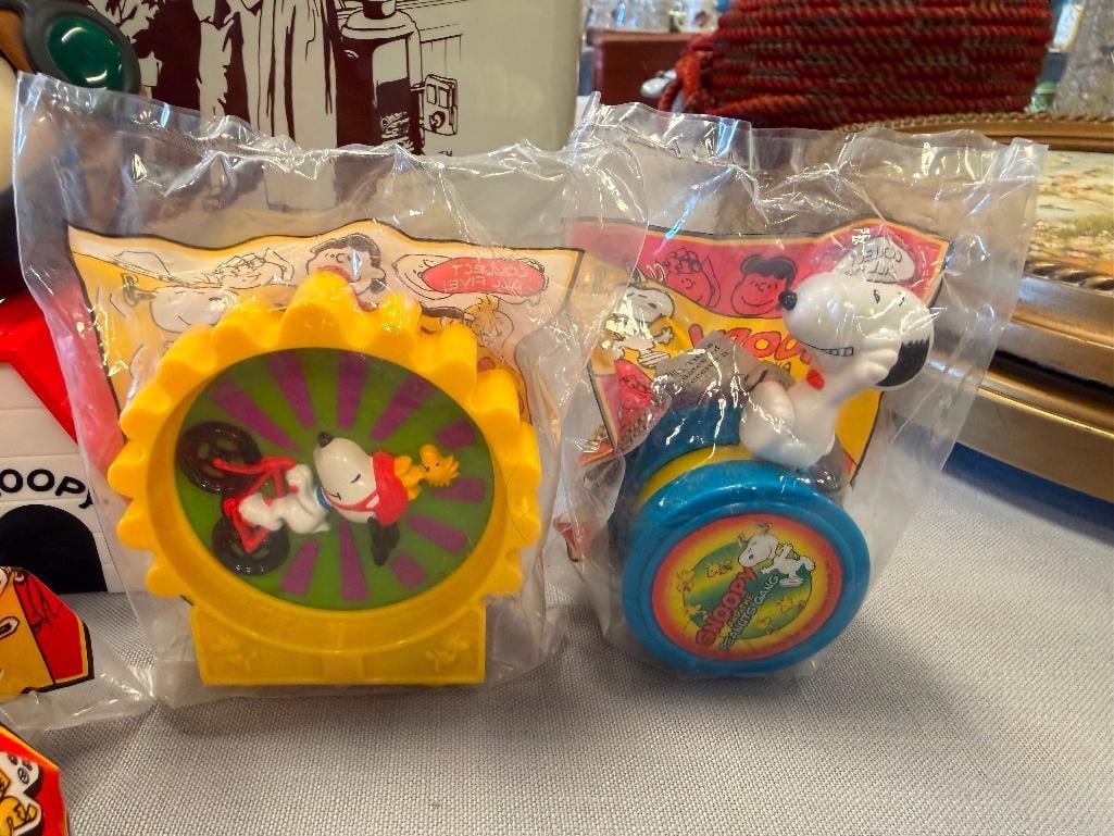 SNOOPY COLLECTIBLES INCLUDING 1997 WHITMAN'S SURPRISE TIN, PEANUTS COLLECTIBLES IN PACKAGING - 6