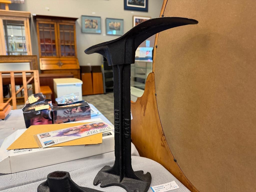 VINTAGE ECLIPSE CAST IRON COBBLER'S STAND AND FOUR INTERCHANGEABLE SHOE FORMS - 16