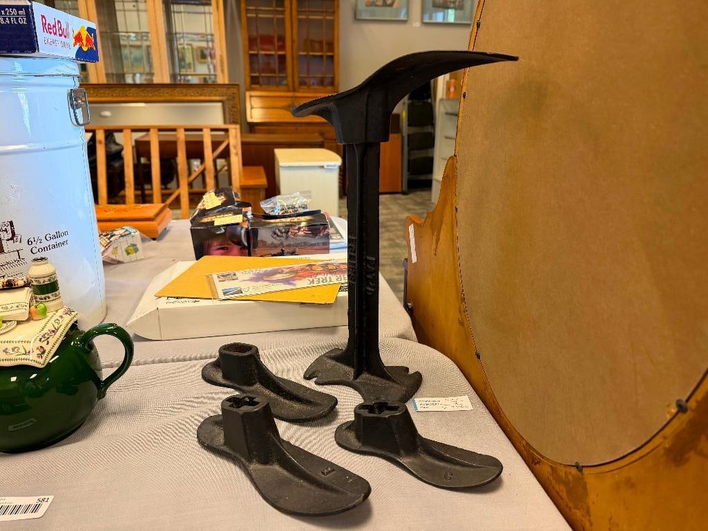 VINTAGE ECLIPSE CAST IRON COBBLER'S STAND AND FOUR INTERCHANGEABLE SHOE FORMS - 3