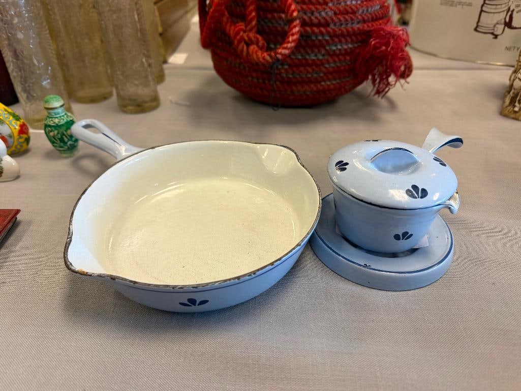 VINTAGE DUTCH DRU HOLLAND MADE ENAMELED CAST IRON KITCHENWARE INCLUDING SKILLET AND SAUCE PAN - 2