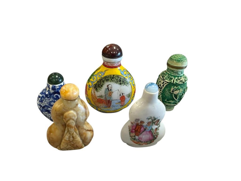 FIVE COLLECTIBLE SNUFF BOTTLES INCLUDES CARVED STONES, HAND PAINTED PORCELAIN, CHINESE PEKING GLASS: ALSO INCLUDES CARVED CINNABAR STYLE GREEN SNUFF BOTTLE, FLO BLUE DESIGN, THREE HAVE SNUFF SCOOPS, TWO OTHERS ONLY HAVE CAPS, CHINESE ONE IS SIGNED ON BOTTOM AND YELLOW ENAMELED PEKING GLASS, NO CHIPS
