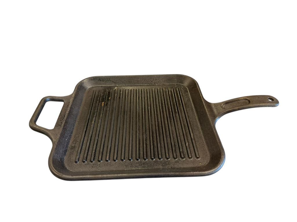 CRACKER BARREL CAST IRON GRIDDLE SKILLET: GOOD CONDITION 12" SKILLET