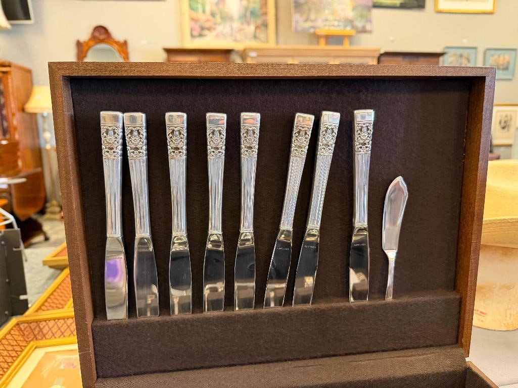 VINTAGE COMMUNITY PLATE SILVER PLATED CORONATION PATTERN FLATWARE SET IN FLATWARE CHEST - 10