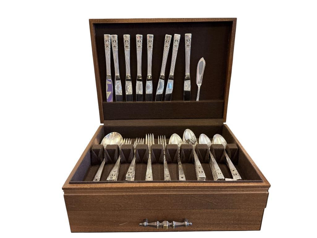 VINTAGE COMMUNITY PLATE SILVER PLATED CORONATION PATTERN FLATWARE SET IN FLATWARE CHEST: SEVEN PIECE SERVICE FOR EIGHT SET WITH EIGHT EXTRA SERVING UTENSILS, ELEGANT WOOD FLATWARE CHEST