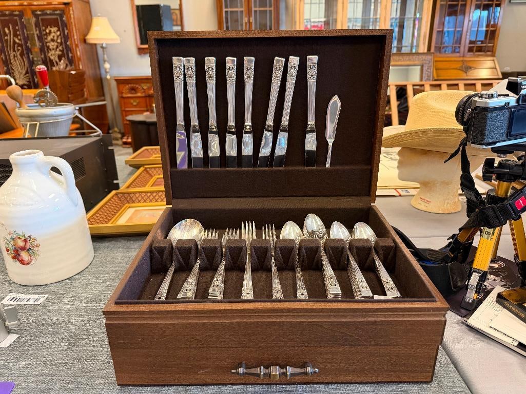 VINTAGE COMMUNITY PLATE SILVER PLATED CORONATION PATTERN FLATWARE SET IN FLATWARE CHEST - 2