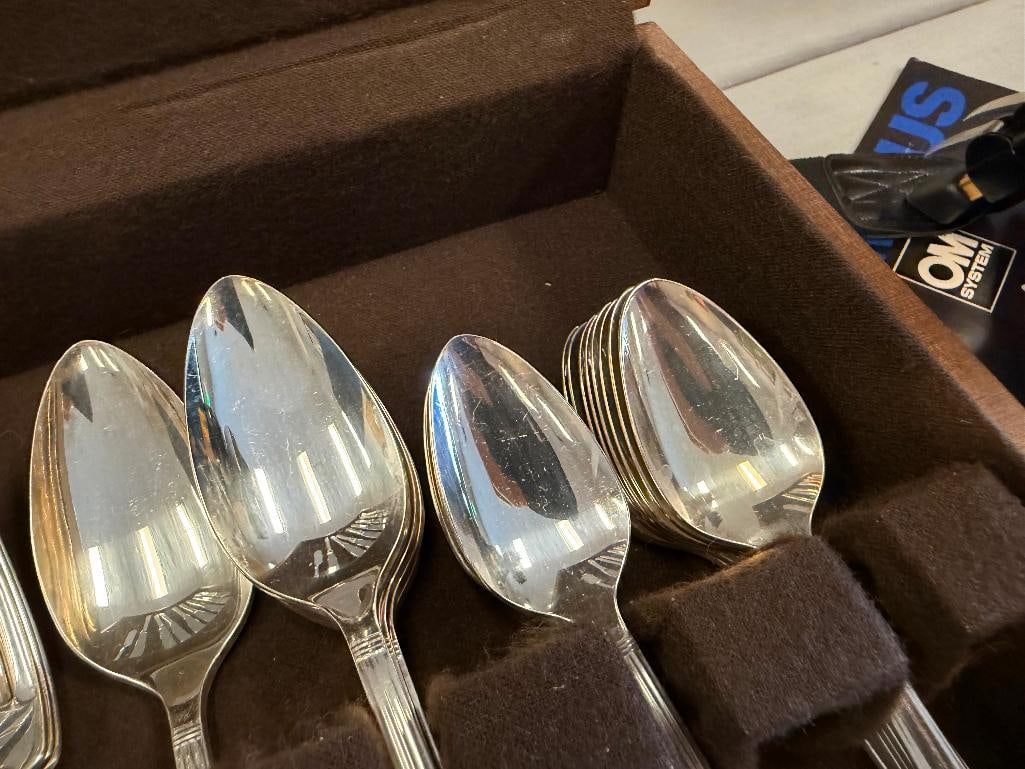 VINTAGE COMMUNITY PLATE SILVER PLATED CORONATION PATTERN FLATWARE SET IN FLATWARE CHEST - 3