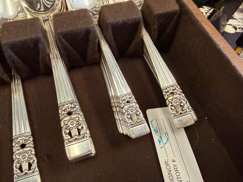VINTAGE COMMUNITY PLATE SILVER PLATED CORONATION PATTERN FLATWARE SET IN FLATWARE CHEST - 4