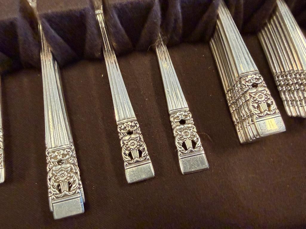 VINTAGE COMMUNITY PLATE SILVER PLATED CORONATION PATTERN FLATWARE SET IN FLATWARE CHEST - 6