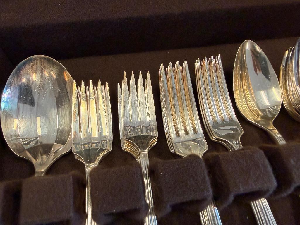 VINTAGE COMMUNITY PLATE SILVER PLATED CORONATION PATTERN FLATWARE SET IN FLATWARE CHEST - 7