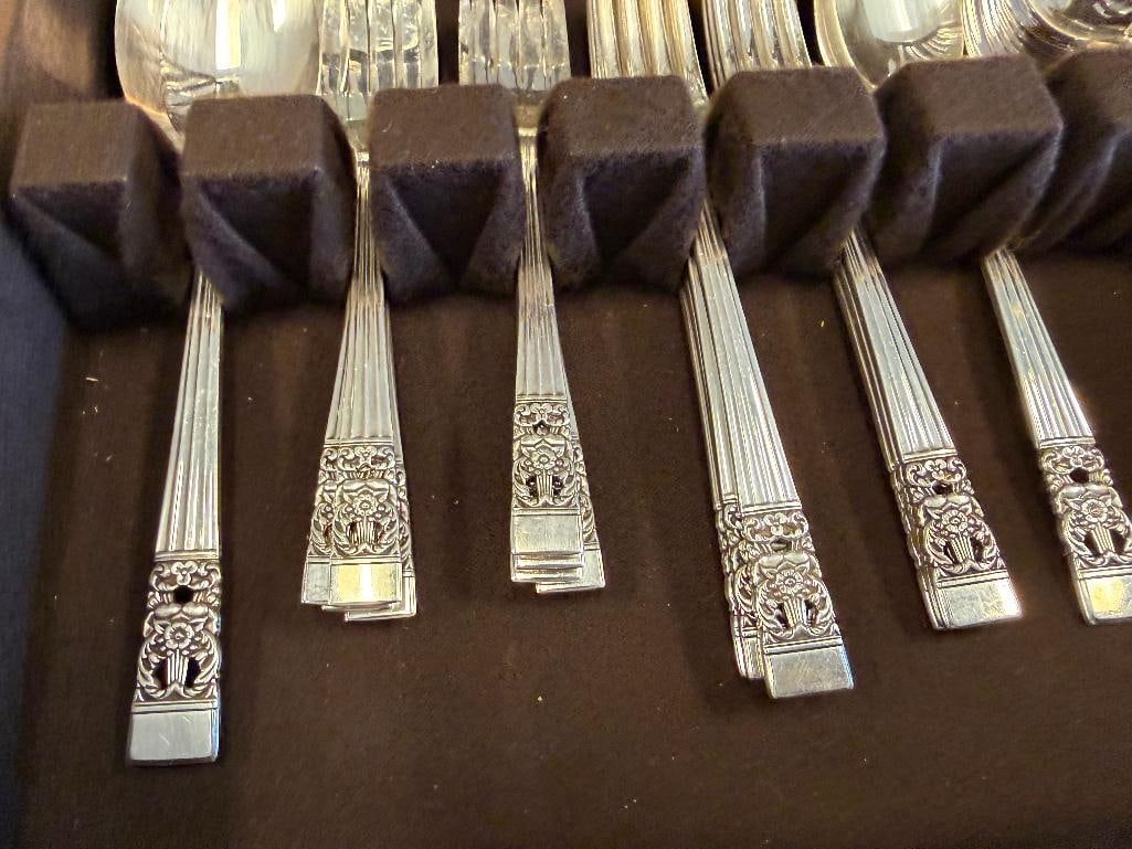 VINTAGE COMMUNITY PLATE SILVER PLATED CORONATION PATTERN FLATWARE SET IN FLATWARE CHEST - 8