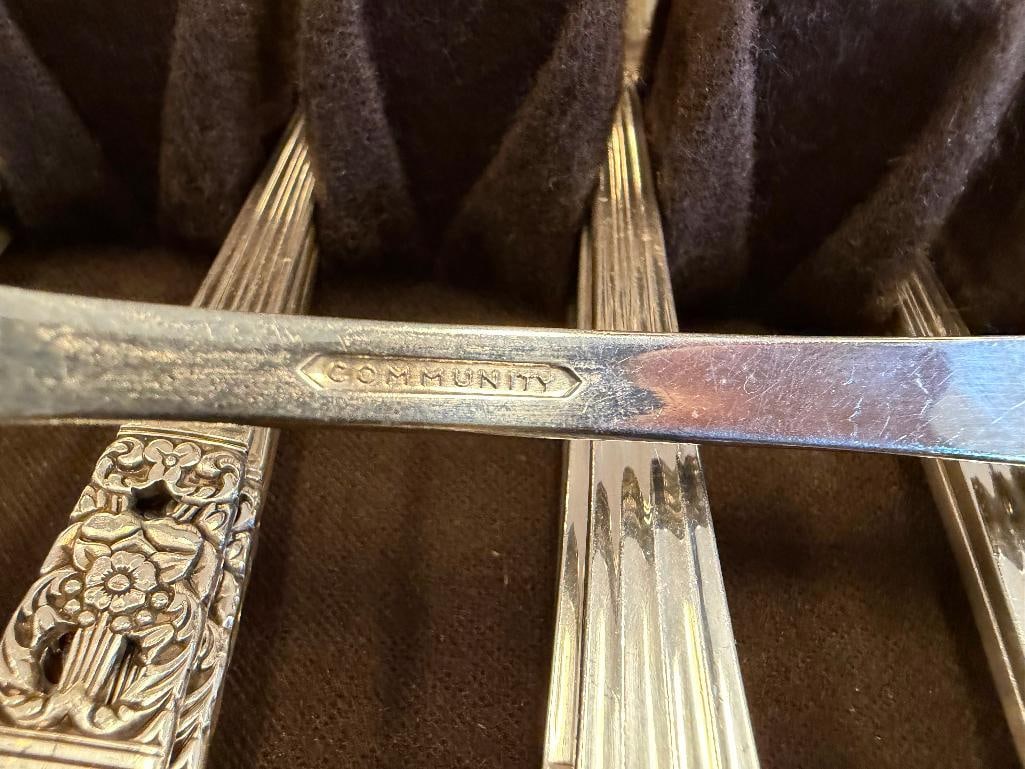 VINTAGE COMMUNITY PLATE SILVER PLATED CORONATION PATTERN FLATWARE SET IN FLATWARE CHEST - 9