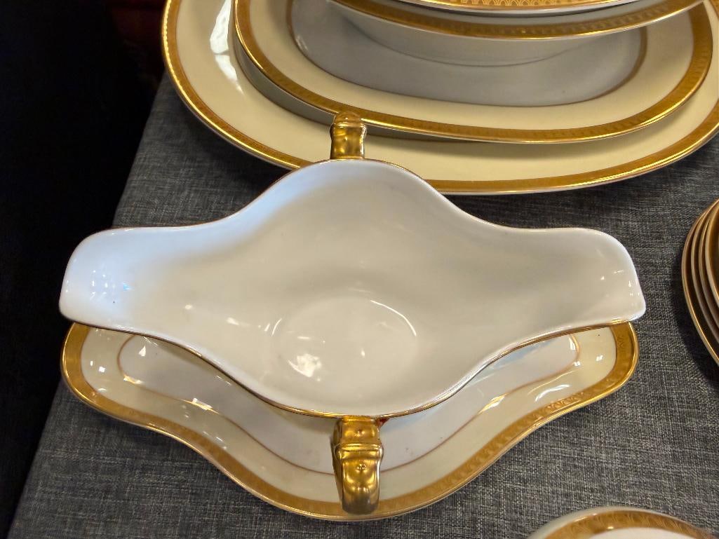 VINTAGE SET OF HEINRICH & CO. SELB BAVARIA CHINA SET FEATURING GOLD ENXCRUSTED RIMS - 12