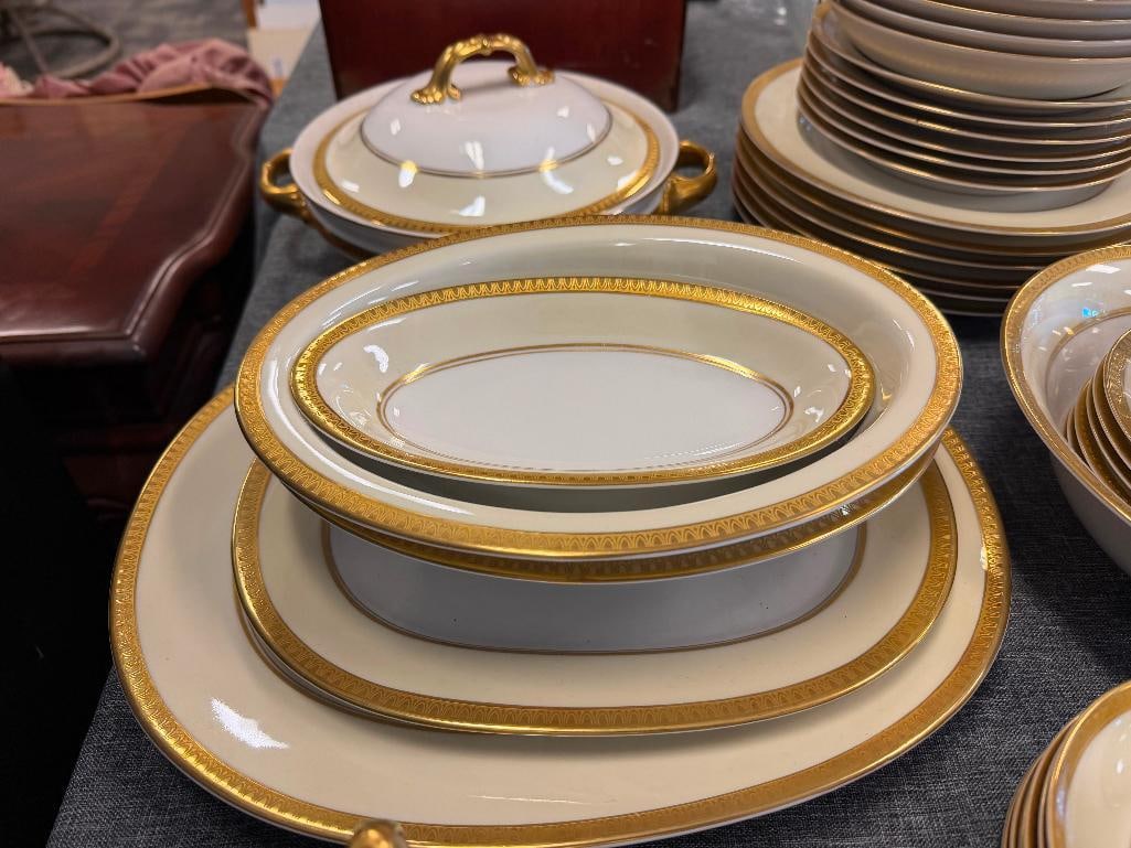 VINTAGE SET OF HEINRICH & CO. SELB BAVARIA CHINA SET FEATURING GOLD ENXCRUSTED RIMS - 17