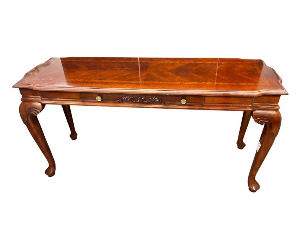 ELEGANT CHERRY STAINED SOFA TABLE FEATURING QUEEN ANNE STYLE CABRIOLE LEGS (1 of 7)