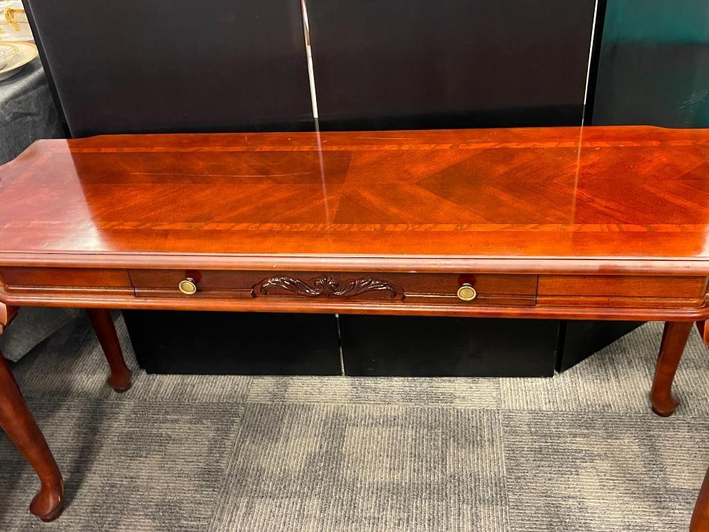 ELEGANT CHERRY STAINED SOFA TABLE FEATURING QUEEN ANNE STYLE CABRIOLE LEGS - 2