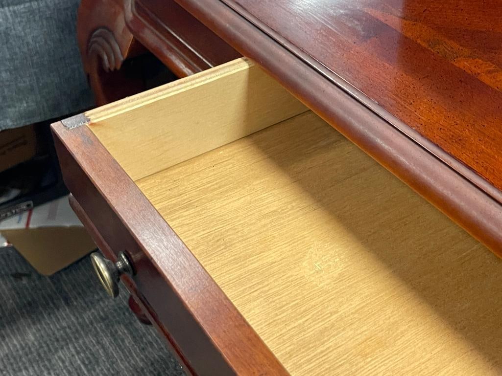 ELEGANT CHERRY STAINED SOFA TABLE FEATURING QUEEN ANNE STYLE CABRIOLE LEGS - 7