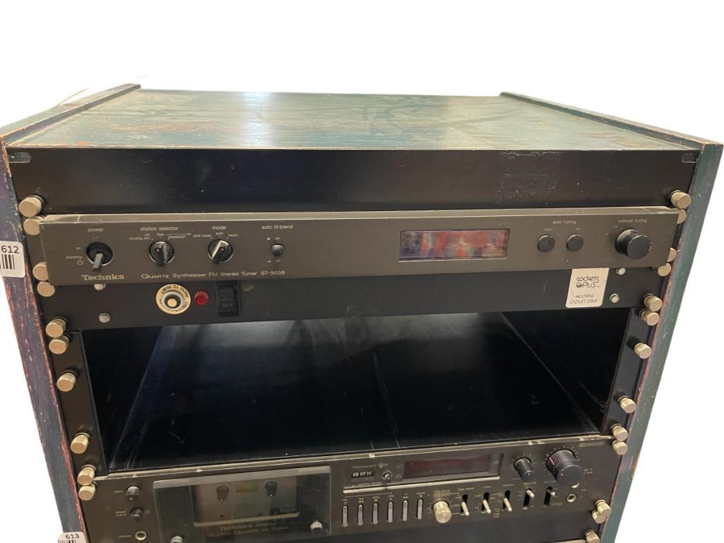 TECHNICS QUARTZ SYNTHESIZER FM STEREO TUNER FST-9038: POWERS ON 