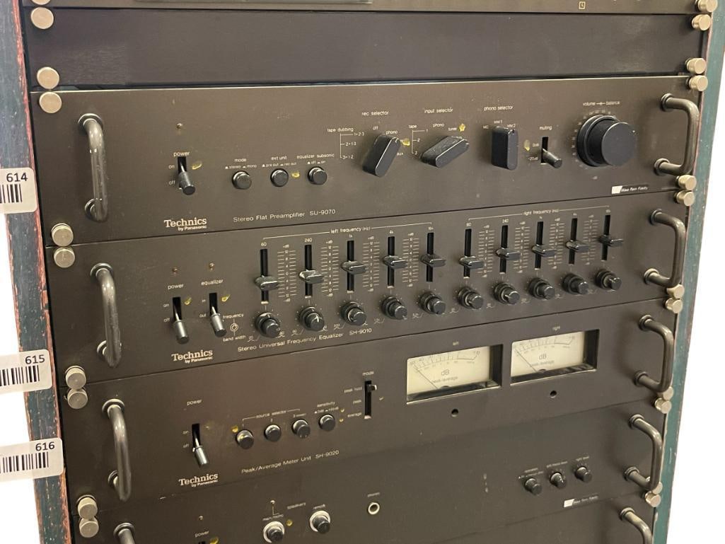 TECHNICS BY PANASONIC STEREO UNIVERSAL FREQUENCY EQUALIZER SH-9010: POWERS ON 