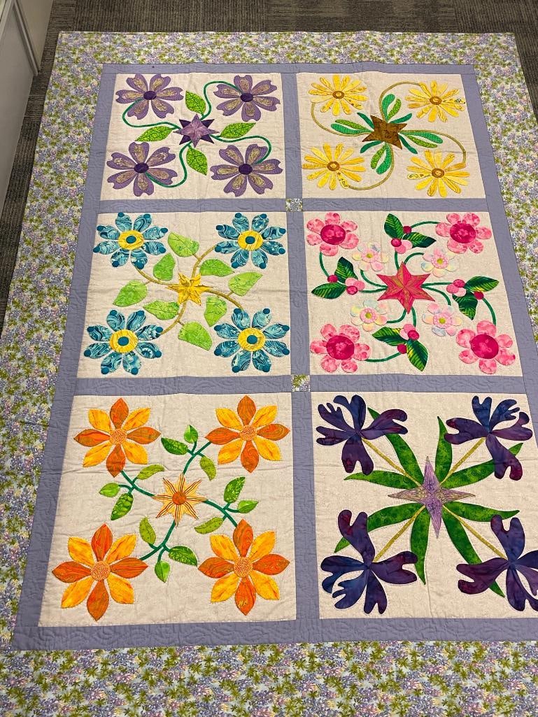 VINTAGE HANDMADE STARS IN THE GARDEN PATTERN QUILT - 2