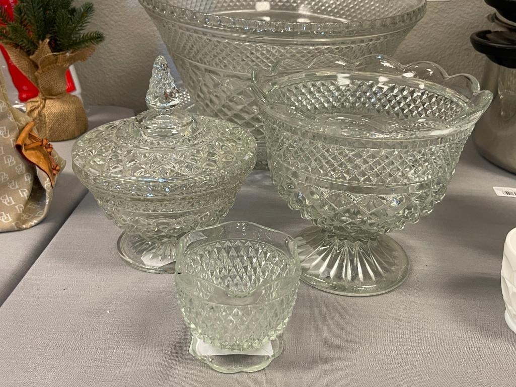 FIVE PIECES OF VINTAGE ANCHOR HOCKING WEXFORD PATTERN GLASSWARE - 3